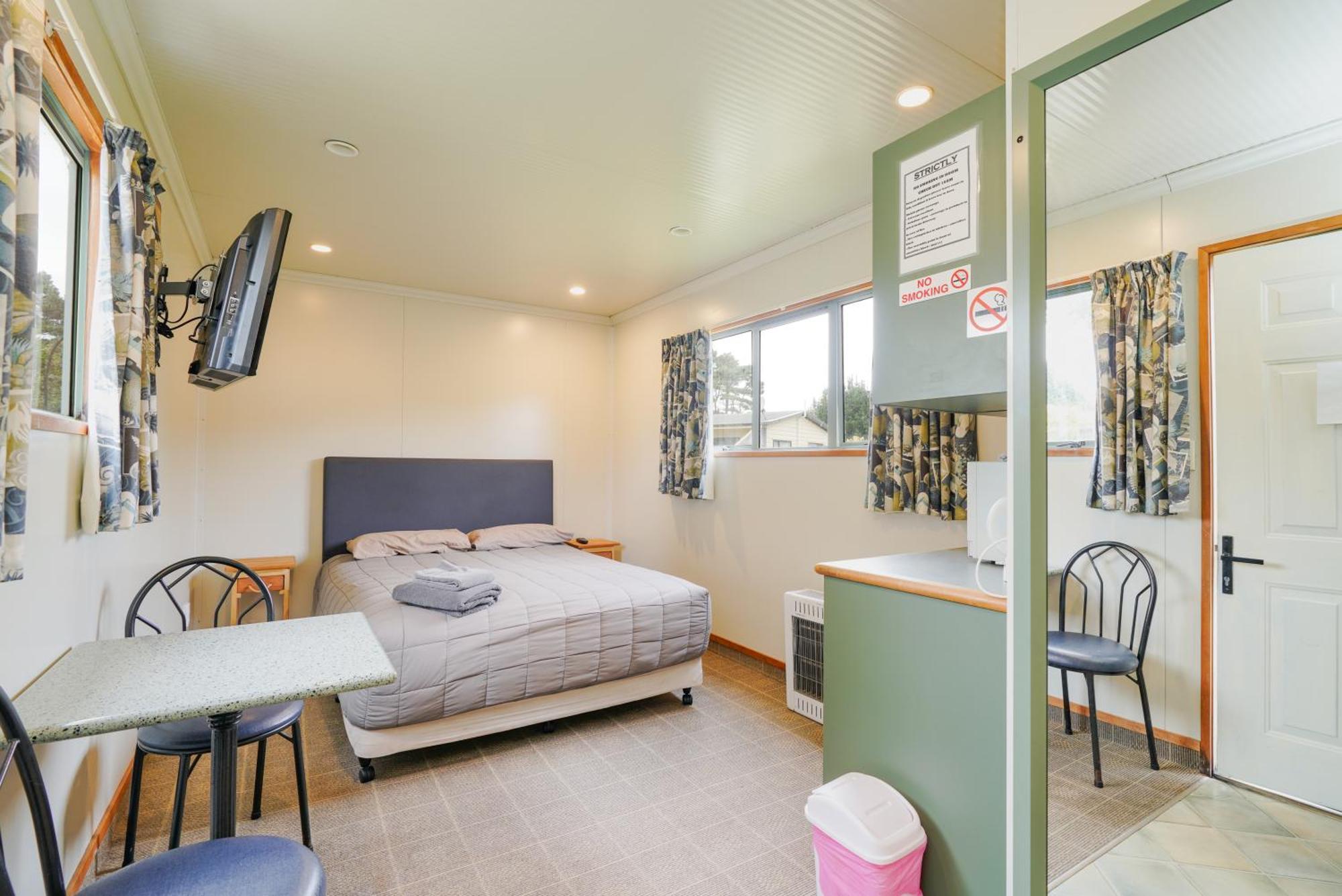 Beach Road Holiday Park Otatara Exterior photo