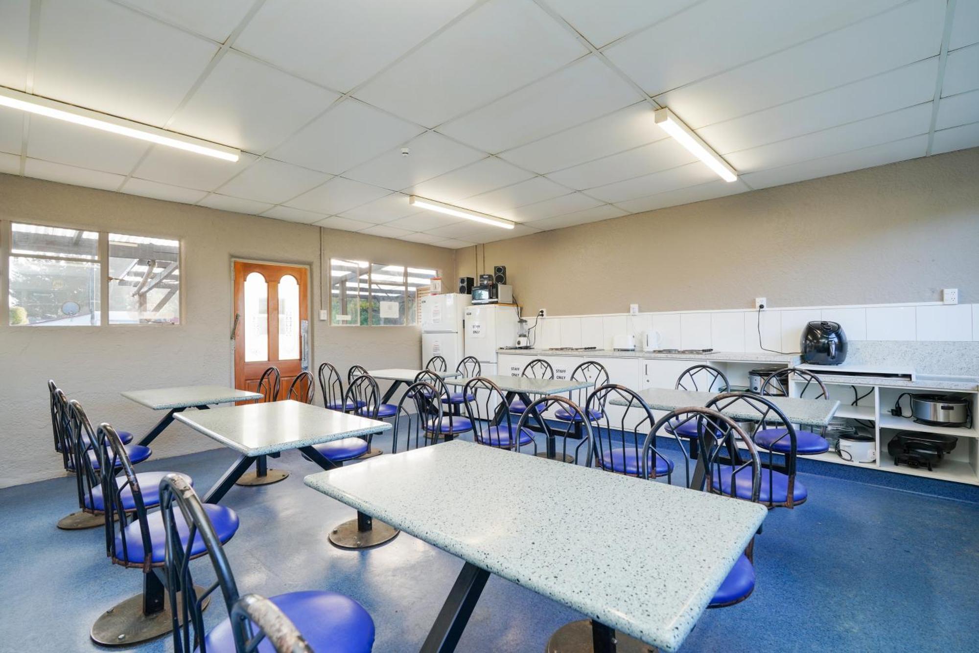 Beach Road Holiday Park Otatara Exterior photo